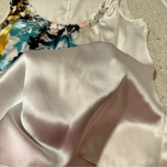 Tahari Sleeveless Blouse 100% silk studded ruffled neck ivory abstract color EUC - Picture 12 of 16